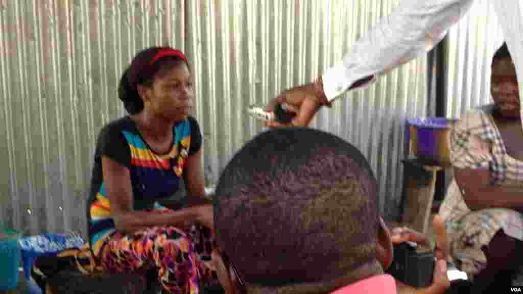 Wata ‘yar kasuwa Esther, a cikin rumfanta da aka sake gina mata a kasuwa. ’Yan Boko Haram sun kona kasuwar a watan Fabareru da Afrilu na 2013. Esther ta tsalake rijiya da baya amma tace rayuwarta ya samu canji har abada, 26 ga Mayu.