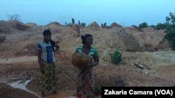 Des nourrices dans les mines à Siguiri, en Guinée, le 16 mai 2018. (VOA/Zakaria Camara)