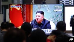 25일 한국 수서역에 설치된 TV에서 북한 미사일 관련 뉴스가 나오고 있다.