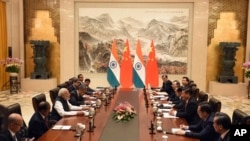 នាយករដ្ឋ​មន្ត្រី​ឥណ្ឌា Narendra Modi (រូប​ឆ្វេង​កណ្តាល) និង​លោក​ប្រធានាធិបតី​ចិន Xi Jinping (រូប​ស្តាំ​កណ្តាល) ជួប​ប្រជុំ​នៅ​ក្នុង​ក្រុង Wuhan ប្រទេស​ចិន កាលពី​ថ្ងៃទី២៧ ខែមេសា ឆ្នាំ២០១៨។