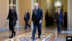 El líder de la mayoría republicana del Senado, Mitch McConnell, camina por el Capitolio durante una pausa en las negociaciones para el paquete de ayuda económica, el 24 de marzo de 2020.