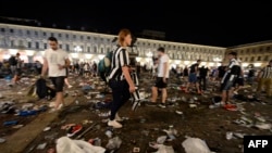 Des fans de la Juventus cherchent leurs affaires après le mouvement de foule à Turin, le 3 juin 2017.
