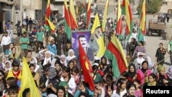 Suriyalik kurdlar terrorchi tashkilot deb tan olingan Kurdiston ishchilar partiyasiga xayrixoh, Al-Hasaka, Suriya, 1-noyabr, 2012-yil.