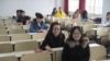 資料照：2011年11月27日，在中國東部安徽省合肥市，考生準備參加中國公務員考試，全國有1.33億人參加考試，以獲得18,000個政府職位的資格。 （法新社）