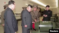 Severnokorejski lider Kim Džong Un obilazi postrojenje sa nuklearnim oružjem na nepoznatoj lokaciji u Severnoj Koreji 27. marta 2023. Foto: Korejska centralna novinska agencija (KCNA) 
