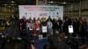 Para aktivis mengadakan konferensi pers di dalam kapal Koalisi "Freedom Flotilla" (Armada Kebebasan) saat berlabuh di pelabuhan Tuzla di Istanbul, Turki. 