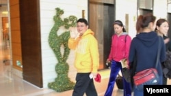 肖建華2013年居住在中環四季酒店出入有多名女保鑣（蘋果日報圖片）