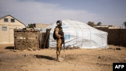 Seorang tentara berjaga di kamp pengungsi di Dori, Burkina Faso, 3 Februari 2020. 
