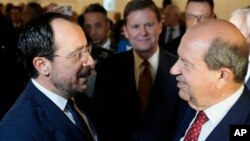 Güney Kıbrıs Rum Yönetimi lideri Nikos Hristodulidis (solda) ve Kuzey Kıbrıs Türk Cumhuriyeti Cumhurbaşkanı Ersin Tatar (sağda)- (ARŞİV)