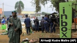 Bayi pulusu bazali kokengela esika bombe moko ebetaki na Beni, Nord-Kivu, 26 décembre 2021. (AP Photo/Al-hadji Kudra Maliro)