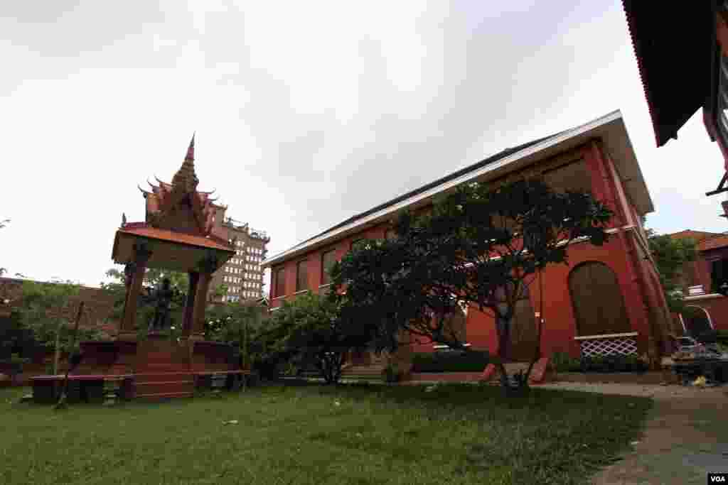 A view inside Royal University of Fine Arts' compound on August 27, 2015. (Pang Chamnan/VOA Khmer)