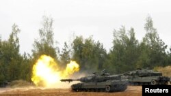 資料照片：西班牙軍隊的豹2坦克在拉脫維亞參加北約軍演。 (2022年9月29日)
