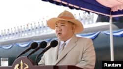 Severnokorejski lider Kim Džong Un na svečanom testiranju podmornice (Foto: KCNA via Reuters)