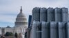 Cerca del Capitolio de Estados Unidos, en el National Mall, se colocan vallas de seguridad antes de la certificación de las elecciones presidenciales de 2024 en el Congreso, el 6 de enero, en Washington, D.C., el 5 de enero de 2025. (Foto de Allison ROBBERT / AFP)