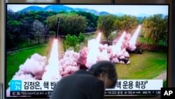 Layar TV menayangkan laporan tentang beberapa peluncur roket Korea Utara selama program berita di Stasiun Kereta Api Seoul di Seoul, Korea Selatan, Selasa, 23 April 2024. (Foto: AP)