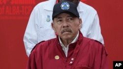 ARCHIVO - Daniel Ortega, posa para una fotografía grupal en una cumbre de la Alianza Bolivariana para los Pueblos de Nuestra América (ALBA) en Caracas, Venezuela, el 14 de diciembre de 2024. 
