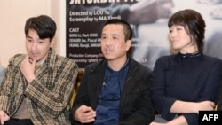 在上海，導演婁燁（中）、領銜主演鞏俐（右）和趙又廷在他們主創的電影《蘭心大劇院》的新聞發布會上（2018年2月14日）。