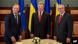 Ukraina rahbari Petro Poroshenko (o'rtada) Yevropa Kengashi Prezidenti Donald Task (chapda) va Yevropa Komissiyasi Prezidenti Jan-Klod Janker bilan. Kiyev, Ukraina. 27-aprel 2015-yil. 