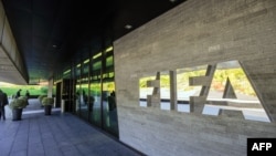 Logo FIFA di luar kantor badan sepakbola dunia itu di Zurich.