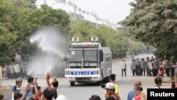 Para petugas kepolisian menghalau para demonstran dalam unjuk rasa menentang kudeta militer di Mandalay, Myanmar, Sabtu, 20 Februari 2021.