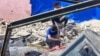 Palestinos observan la destrucción provocada por un ataque aéreo israelí en Rafah, Franja de Gaza. Lunes, 29 de abril de 2024