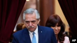 El presidente argentino Alberto Fernández llega al Congreso para abordar a la nación, seguido por la vicepresidenta Cristina Fernández, en la sesión inaugural anual del Congreso en Buenos Aires, Argentina, el miércoles 1 de marzo de 2023. (AP Foto/Natacha Pisarenko)