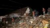 Tim penyelamat mencari korban selamat di tengah puing-puing pasca banjir bandang yang sejauh ini dilaporkan 11 orang hilang, di Malang, Jawa Timur pada 4 November 2021. (Foto: AFP)