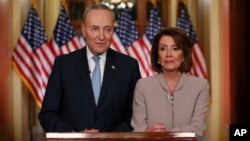 អ្នកស្រី Nancy Pelosi​​​​ និងលោកសមាជិកសភា Chuck Schumer ថតរូប បន្ទាប់ពីថ្លែងឆ្លើយតបនឹងការថ្លែងរបស់លោកប្រធានាធិបតីសហរដ្ឋអាមេរិកដូណាល់​​ ត្រាំ ក្នុងរដ្ឋធានីវ៉ាស៊ីនតោនកាលពីថ្ងៃទី០៨​ មករា ២០១៩។