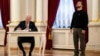 Президент США Джо Байден розписується у гостьовій книзі у Маріїнському палаці під час зустрічі із президентом України Володимиром Зеленським, 20 лютого 2023. AP Photo/Evan Vucci, Pool