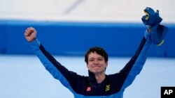 2022年2月6日，瑞典選手范德普爾在北京冬奧會上慶祝他在男子5千米速滑比賽中獲得金牌（美聯社）。