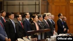 မှတ်တမ်းဓါတ်ပုံ- ICJ ကြားနာပွဲတွင်တွေ့ရသည့် နိုင်ငံခြားရေးဝန်ကြီး ဒေါ်အောင်ဆန်းစုကြည်နှင့် မြန်မာကိုယ်စားလှယ်အဖွဲ့ဝင်တချို့။ (The Hague ၊ နယ်သာလန်) (ဒီဇင်ဘာ ၁၀၊ ၂၀၁၉)