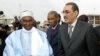 Bruno Diatta, au centre, chef du protocole de la présidence du Senegal, lorsque Abdoulaye Wade, alors président sénégalais, recevait le chef militaire mauritanien Ely Mohamed Ould Vall, à droite, à l'aéroport de Dakar, le 6 mars 2006.