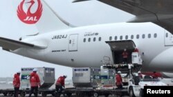 资料照：日本工人把日本捐赠给台湾的新冠病毒疫苗装入即将飞往台湾的飞机。（2021年6月4日）