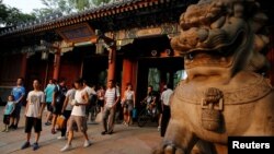 北京大学校门口的行人（2016年7月27日 路透社）