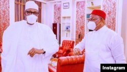 Shugaba Buhari, hagu, da Gwamna Hope Uzodinma na jihar Imo lokacin da ya kai ziyara fadar shugaban kasa a wat an Agustin 2021 (Instagram/Hope Uzodinma).