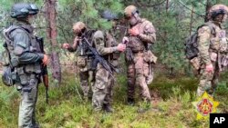 En esta imagen de un video distribuido por el ministerio de Defensa de Bielorrusia el 20 de julio de 2023, soldados del ejército bielorruso y mercenarios de la milicia privada Wagner asisten a maniobras cerca de la ciudad fronteriza de Brest. 