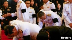 នាយក​រដ្ឋមន្រ្តី​នៃ​ប្រទេស​ថៃ​លោក Prayuth Chan-ocha (ឆ្វេង) និង​ភរិយា អ្នកស្រី Naraporn (ស្តាំ) គោរព​វិញ្ញាណក្ខន្ធ​បន្ទាប់​ពី ចែក​រំលែក​ទុក្ខចំពោះ​ព្រះ​មហាក្សត្រ​ថៃ Bhumibol Adulyadej នៅ​ព្រះ​រាជវាំង​ទីក្រុង​បាំងកកកាល​ពី ថ្ងៃទី​១៤ តុលា ២០១៦។