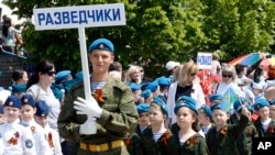 Посолка Томас-Ґрінфілд: «Згідно з повідомленнями, (переміщених українських) дітей піддають пропаганді, промивають мізки та навіть навчають військовій службі». На архівному фото учасники так званого «Дитячого параду» в Ростові-на-Дону, Росія, 14 травня 2015 року. (AP Photo)