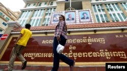 រូបឯកសារ៖ មនុស្ស​ម្នា​ ​ដើរ​កាត់​មុខ​​អគារ​តុលាការ​រាជធានី​ភ្នំពេញ ថ្ងៃទី១១ ខែធ្នូ ឆ្នាំ២០១៨។