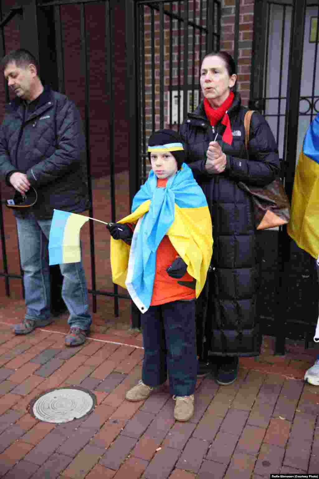 Посольство України, Вашингтон "Нажаль, реакція та заява посла повністю відображає інтереси поки що діючої влади, а не народу України," - вважають учасники акції.