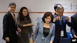 성김 필리핀 주재 미국 대사가 지난 2016년 국무부 대북정책특별대표 시절 중국 베이징에서 열린 동북아협력대화에 참석한 최선희 당시 외무성 미국국 부국장(왼쪽 3번째) 뒤로 걸어가고 있다.