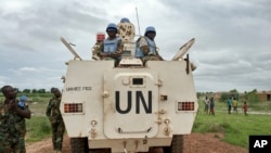 ARCHIVES - Les soldats de la paix de la Mission des Nations unies au Soudan du Sud montent la garde à Bentiu, au Soudan du Sud, le 18 juin 2017.