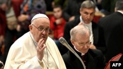 El papa Francisco participa en una audiencia a los peregrinos de Santiago de Compostela en la Basílica de San Pedro en el Vaticano el 19 de diciembre de 2024. 