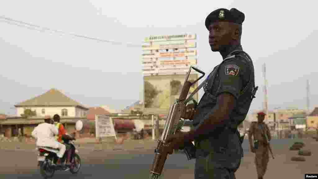 'Yan Sanda kusa Hukumar Zabe ta INEC a Kano, Maris 29, 2015.