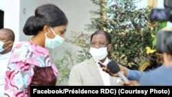 D-G:Mokambi ya Assemblée nationale Jeanine Mabunda pembeni ya mokambi ya Sénat Alexis Thambwe Mwamba nsima na bokutani na président Félix Tshisekedi na N'Sele, Kinshasa, 14 avril 2020. (Facebook/Présidence RDC)