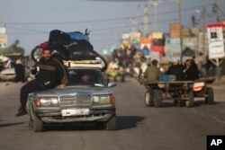 Warga Palestina melarikan diri dari serangan darat Israel di Khan Younis, Jalur Gaza, Rabu, 6 Desember 2023. (AP/Mohammed Dahman)