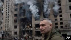 El alcalde de Kiev, Vitali Klitschko, inspecciona los daños cerca de un edificio residencial dañado por un ataque con cohetes rusos, en Kiev, Ucrania, el martes 2 de enero de 2024. (Foto AP/Evgeniy Maloletka)