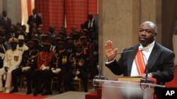 Le président gabonais Ali Bongo Ondimba prête serment après sa victoire à la présidentielle, à Libreville, Gabon, 27 septembre 2016.