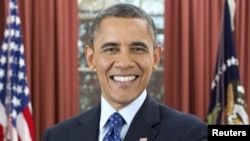 Tổng thống Mỹ Barack Obama chụp hình cho chân dung chính thức tại Phòng Bầu dục Tòa Bạch Ốc, ngày 6/12/2012.