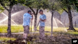 Radnici na Kapitol hilu u Vašingtonu, 18. jun 2024. (AP Photo/J. Scott Applewhite)

